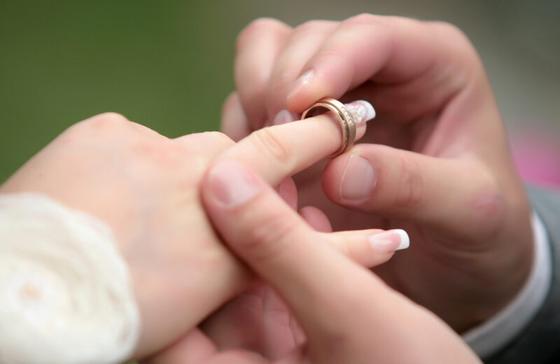 Comment trouver la bague de fiançailles idéale